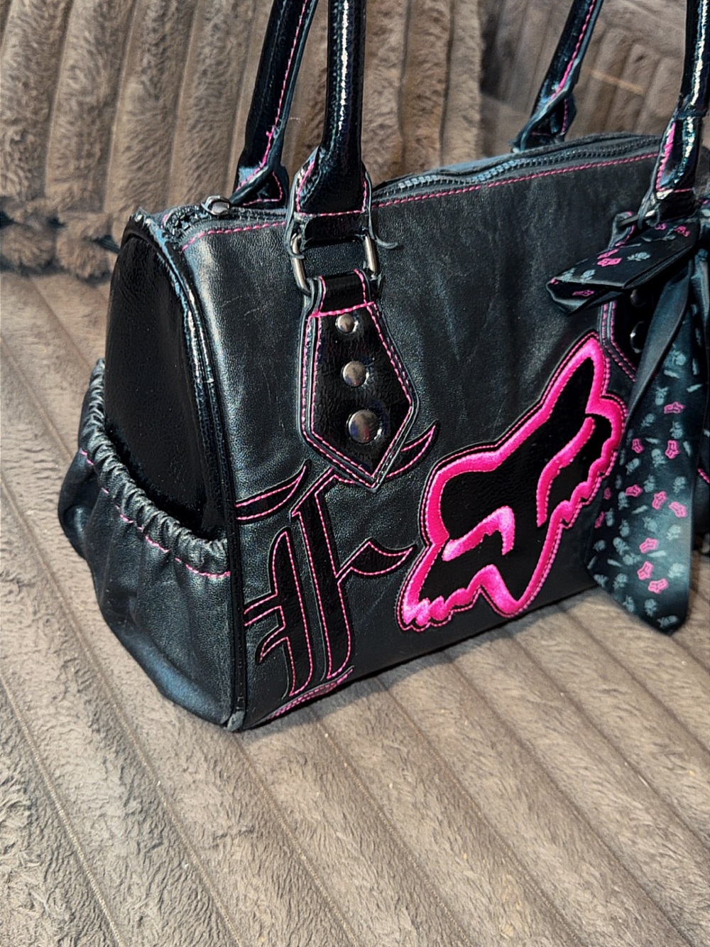 Rare Vintage Fox Racing Black & Hot Pink Ride On! With FOX charm included - Picture 3 of 8